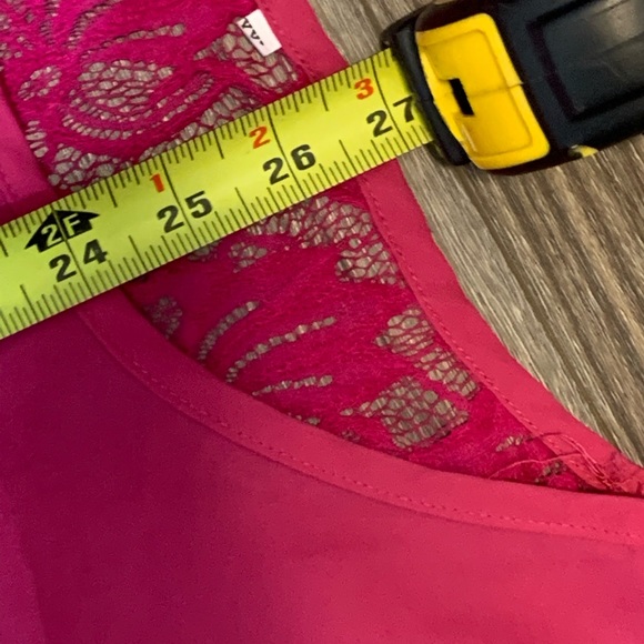 💖Really Pretty Sleeveless Pink Blouse W/ Lace and Bow Embellishments In Back💖 - Picture 4 of 8